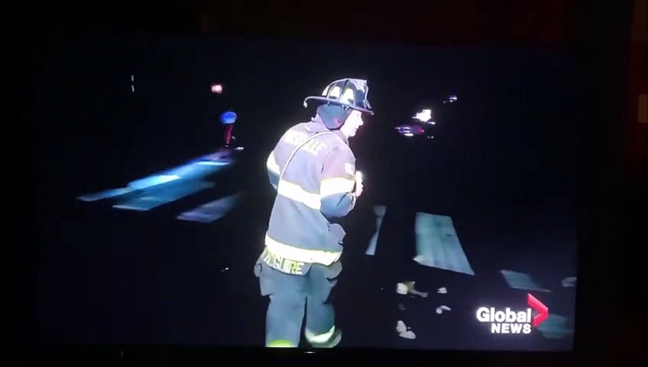 Les pompiers croisent une femme qui fait son jogging après le passage d'une tornade