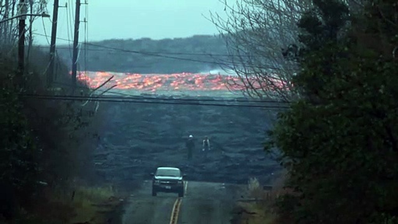 Regardez la vitesse de cette coulée de lave !