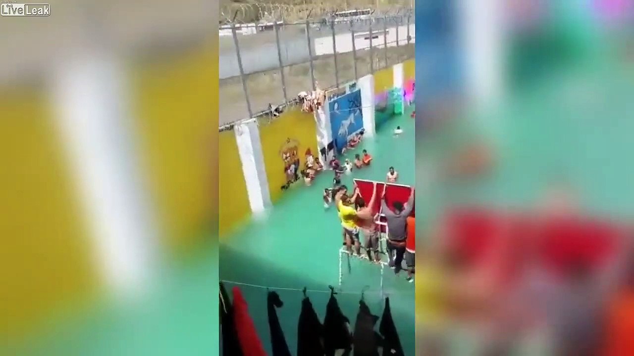 Les inondations transforment cette prison en piscine !