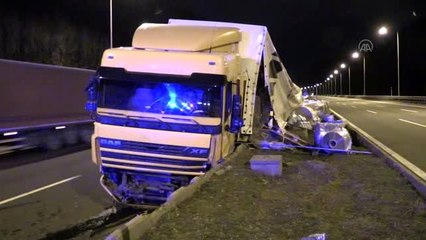 Düzce'de refüje çarpan tırın sürücüsü yaralandı