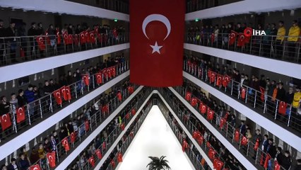 Şehitler için dua edip, Türk Bayrakları ile Mehmetçiğe destek oldular
