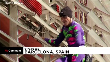 "Homem-aranha" escala arranha-céus em Barcelona