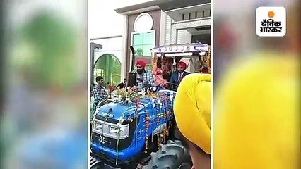 बारात में आया फूलों से सजे 25 ट्रैक्टरों का काफिला, फिर दुल्हन ने किया ड्राइव तो दूल्हा बैठा साइड सीट पर