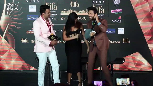Kartik Aaryan APOLOGIZES To Katrina Kaif By Touching Her FEET Following Ranveer Singh’s Footsteps