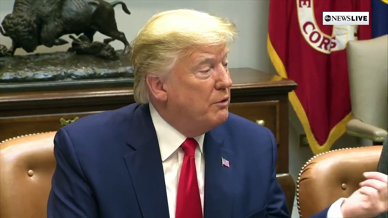 Lors d'une réunion sur l'épidémie de coronavirus, Donald Trump s'est amusé cette nuit des consignes données : "Je n'ai pas touché mon visage depuis des semaines, cela me manque !"