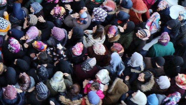 İndirim izdihamı: Birbirlerini ezdiler