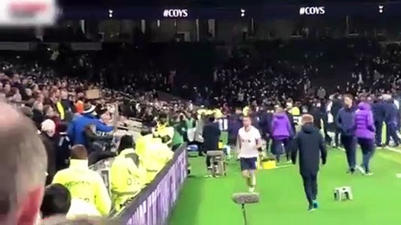 Futbol sahalarında görülmemiş olay! Tribüne daldı taraftara saldırdı