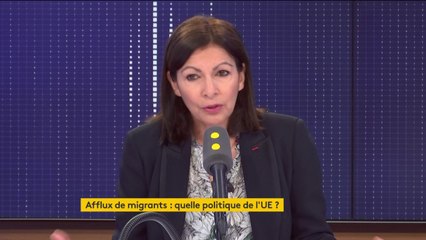 Migrants : "Je fais partie de ceux qui pensent qu'il faut accueillir et organiser l'accueil. Pas tout le monde, pas dans n'importe quelles conditions et pas tous au même endroit. Mais accueillir dans des lieux dignes", affirme Anne Hidalgo
