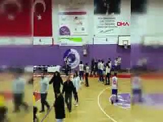Basketbol turnuvasında antrenör dehşeti