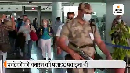इटली के 9 पर्यटकों को खजुराहो एयरपोर्ट पर रोका, जांच के बाद स्पेशल बस से देर रात दिल्ली रवाना किया