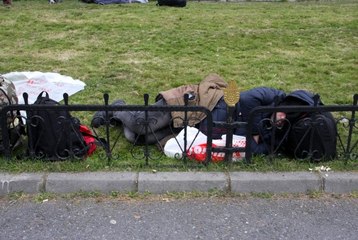 Fatih'te bekleyen mülteciler geceyi çimlerin üzerinde geçirdi