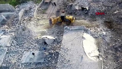 İdlib'te rejim güçlerinin bombaladığı evlerin enkazından çocukların cenazeleri çıkarıldı-2
