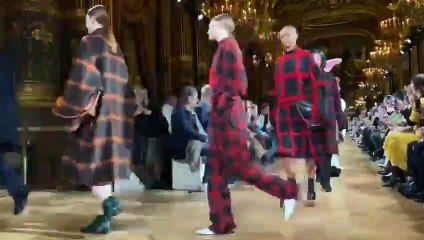 ما سر الحيوانات فى عروض الأزياء العالمية بأسبوع الموضة فى باريس؟