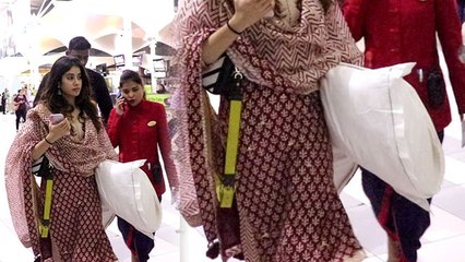 Jhanvi Kapoor मां Sridevi की prayer meet से तकिया लेकर पहुंची airport; Watch video | FilmiBeat