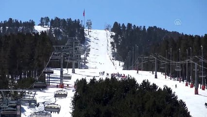 Kayarken Türk bayrağı açan Sarıkamışlı eğitmenlerden Mehmetçiğe destek