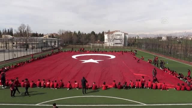 Türkiye Mehmetçik için tek yürek oldu- Bin 200 metrekare dev Türk bayrağı