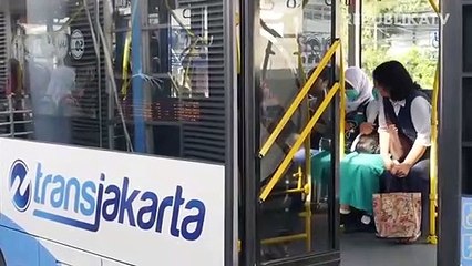 Petugas memasang tanda stok masker habis di salah satu apotek di Jalan Laswi, Kota Bandung, Selasa (3/3). Petugas apotek mengaku stok masker dan pembersih tangan sudah habis sejak Senin (2/3).