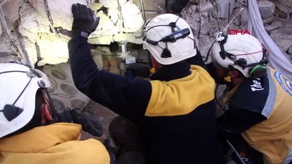 İdlib'te rejim güçlerinin bombaladığı evlerin enkazından çocukların cenazeleri çıkarıldı-3