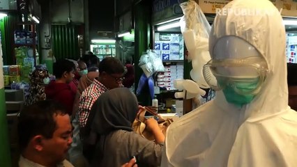 Petugas kepolisian Polda Metro Jaya melintasi barang bukti saat rilis dugaan penimbunan masker di gudang di Neglasari, Kota Tangerang, Banten, Rabu (4/3/2020).