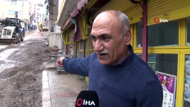 Otomobiller sağanak yağmur nedeniyle oluşan çukura düştü
