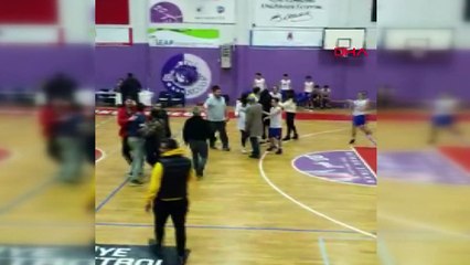 Basketbol maçında antrenör dehşeti!