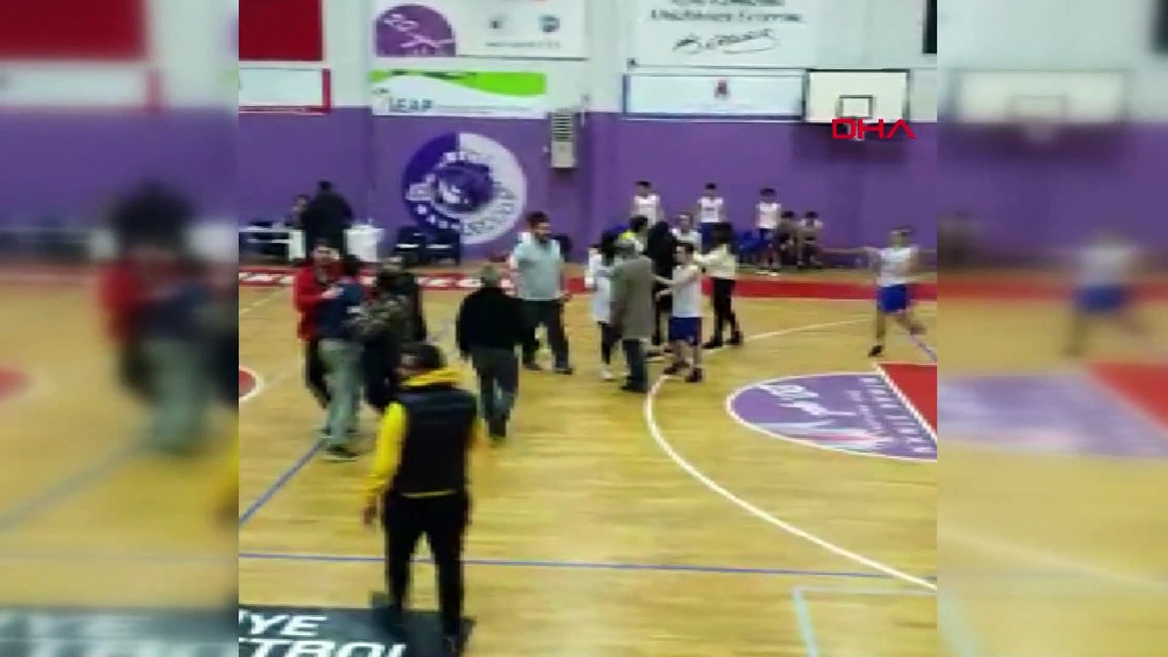 Basketbol maçında antrenör dehşeti!