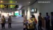 Petugas memeriksa tiket calon penumpang di Terminal Keberangkatan Internasional Bandara Internasional I Gusti Ngurah Rai, Bali, Selasa (4/2/2020).
