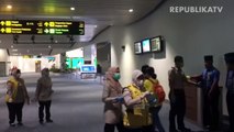 Petugas memeriksa tiket calon penumpang di Terminal Keberangkatan Internasional Bandara Internasional I Gusti Ngurah Rai, Bali, Selasa (4/2/2020).