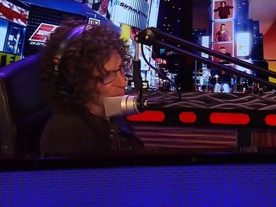 2013.08.13 Sal dances naked to Tan Mom's song