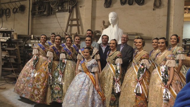 La Ciudad del Artista Fallero recibe a las Falleras Mayores en sus talleres.