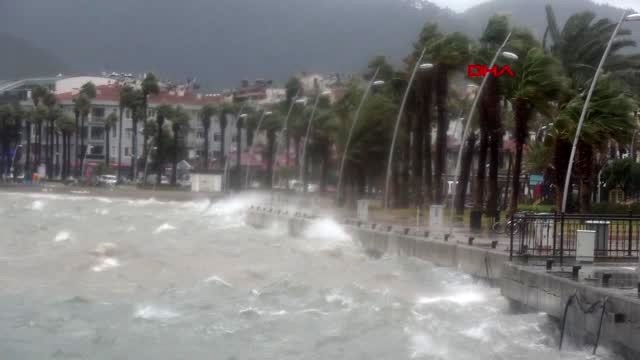 Muğla marmaris'te lodos ve sağanak yağmur yaşamı olumsuz etkiledi