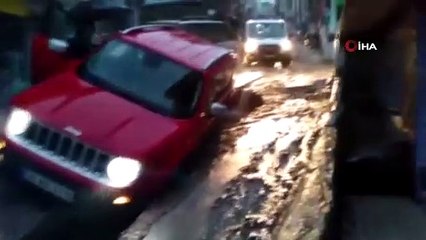Otomobiller Sağanak Yağmur Nedeniyle Oluşan Çukura Düştü