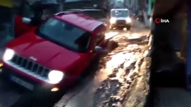 Otomobiller Sağanak Yağmur Nedeniyle Oluşan Çukura Düştü