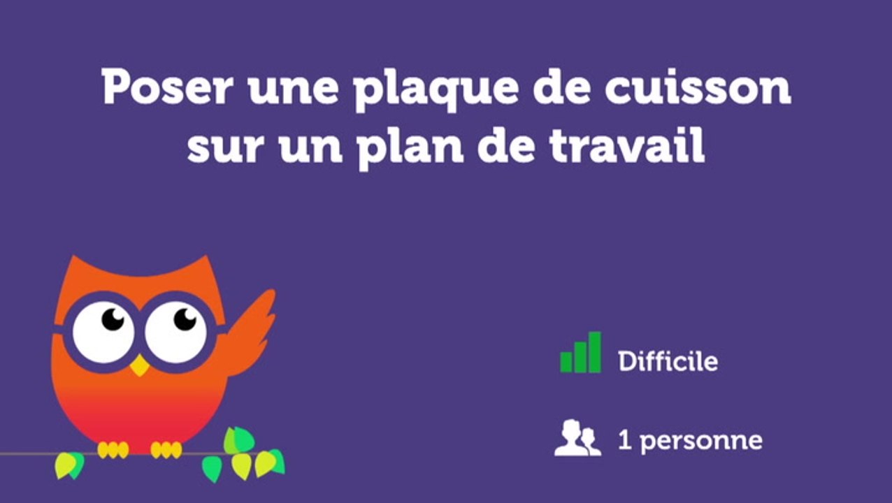 Poser une plaque de cuisson sur un plan de travail