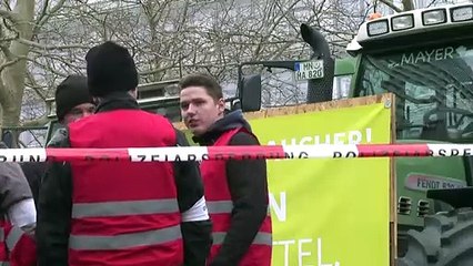 Wütende Bauern protestieren gegen Bundesregierung