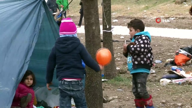 Göçmenlerin Avrupa'ya geçmek için bekleyişi sürüyor