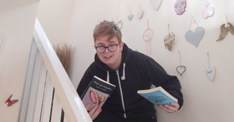 Victime de harcèlement scolaire en raison de son amour des livres, un jeu ado reçoit un soutien immense sur Instagram