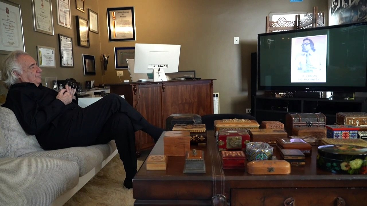 Pianist kann dank Spezialhandschuhen wieder spielen