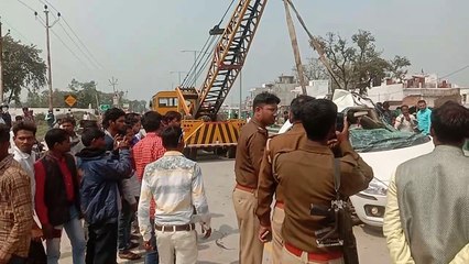 ईट से लदे ट्रक ने मारी कार सवार को जोरदार टक्कर