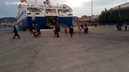 Ογδόντα πρόσφυγες και μετανάστες στο αρματαγωγό «Ρόδος»