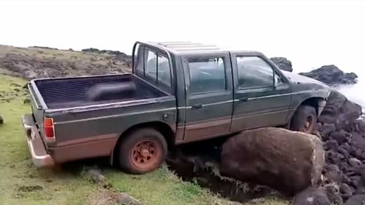Chileno estrella camioneta contra un Moai en Isla de Pascua (Rapa Nui)