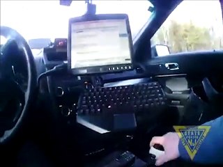 شاهد: شرطيان ينقذان سائق شاحنة قبل انفجارها بلحظات