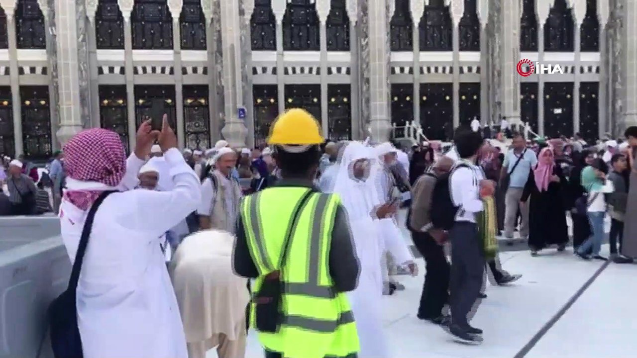 - Suudi Arabistan, korona virüs nedeniyle Kâbe ziyaretlerini durdurdu- Umre ziyaretleri askıya alınmasının ardından dezenfekte işlemleri başlatıldı