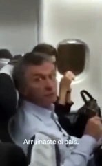 Macri escrachado en un avión