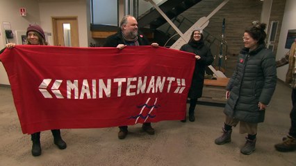 Héritage 1 : Le comité citoyen devant les bureaux de Marie-Eve Proulx