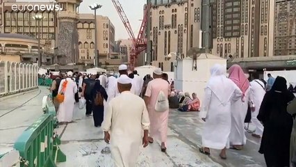 شاهد: في حدث نادر صحن الكعبة بلا مصلين ومعتمرين بعد قرار السلطات السعودية إغلاقه