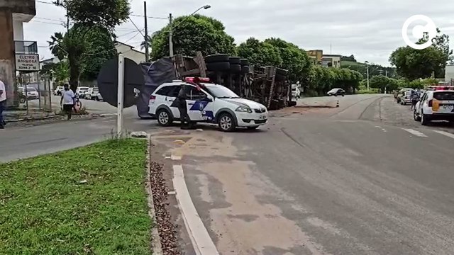 Carreta carregada com celulose tomba em Aracruz