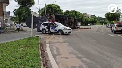 Carreta carregada com celulose tomba em Aracruz