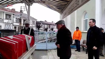 Bilecik’in Pazaryeri ilçesinde 91 yaşındaki Kore Gazisi Refik Özberber vefat etti.  Pazaryeri ilçesinin sevilen simalarından olan işlettiği berber dükkanı ile tanınan 91 yaşındaki Kore Gazisi Refik Özberber dün gece evinde aniden rahatsızlanarak vefat ett