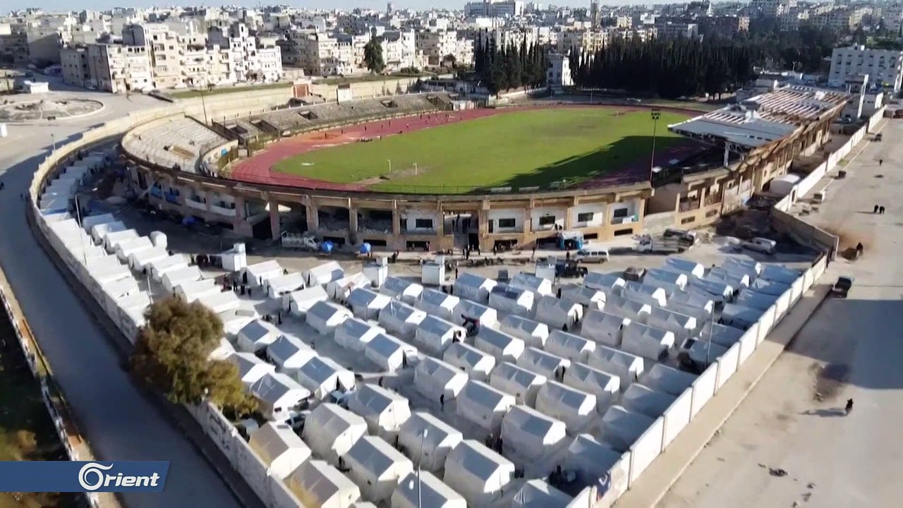 نازحون ينصبون خيمهم داخل الملعب البلدي في مدينة إدلب